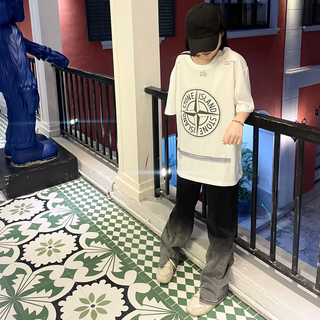 W616#P110💰 [Stone lsland/Stone Island summer new short-sleeved T-shirt with big green compass print on the chest] ⚠️[Original creation, high control of details] Made of 260g combed cotton 32-count double yarn - Simple basic versatile style, original single quality, the first choice for couples. - Made in a large factory, four needles and five threads on the shoulder, neatly arranged, high quality workmanship. - Same style for men and women, very versatile, one piece for each person Details are clearly visible. Color: Black White Size: M L